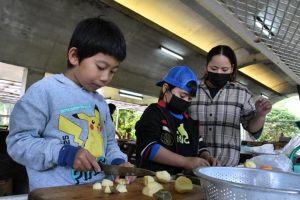 災害時を想定した野外炊飯に挑戦する子供たち＝10日、宮古青少年の家