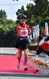 100㌔の部女子を制した高井=25日、下地公園