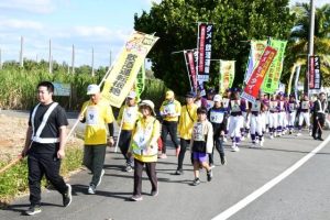 ウオーキングで交通安全などを呼び掛ける参加者＝10日、市内