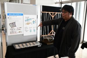 苧麻糸交流会に先立ち行われているパネル展示＝８日、市役所１階ロビー