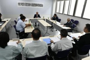 市の水道施設整備事業について話し合う委員ら＝30日、市役所