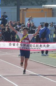 １位でフィニッシュする平一Ａ女子のアンカー・川満華帆選手＝24日、市陸上競技場