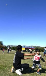 多くの親子連れが参加したこ揚げを楽しんだ＝18日、パイナガマ海空すこやか公園
