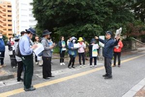 平良市街地の昔の様子などについて説明する下地さん（右）＝25日、旧市役所平良庁舎