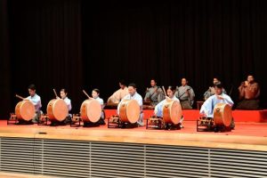 繊細な音楽を奏でる光史流太鼓保存会亀浜律子練場の皆さん＝1月31日、市未来創造センター多目的ホール