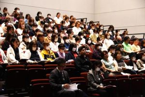 保育士らが参加して開催された研究発表会＝17日、市未来創造センター多目的ホール
