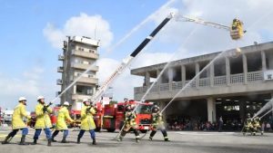 一斉放水で今年一年間の無災害を祈願した市消防出初め式＝11日、市消防本部