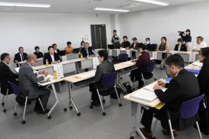 市長部局と教育委員会が五つの協議事項について意見を交わした市総合教育会議＝29日、市役所