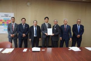 武田部長（中央）に要請書を手渡す比嘉氏（右から３人目）と豊見城議長（同２人目）、福嶺副議長（左から３人目）ら＝28日、県庁