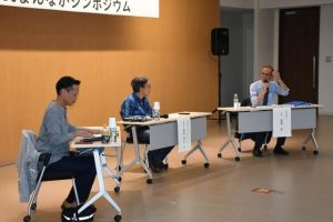 子育ての未来に向けて意見交換する嘉数市長（右）と西野氏（中央）＝12日、市役所