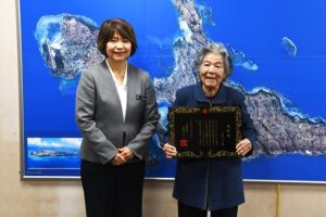 川上所長（左）から久貝さんに表彰状が伝達された＝20日、沖縄宮古合同庁舎
