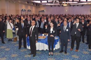 「新春の集い」で輝かしい２０２６年を祈念して乾杯する参加者たち＝６日、ホテルアトールエメラルド宮古島