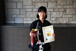 県大会小学６年の部で優勝した糸数さん＝19日、宮古毎日新聞社