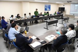 希少種保全などについて意見を交わす参加者ら＝16日、市役所