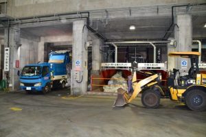 年末年始の5日間で524トンのごみが搬入された=7日、市クリーンセンター