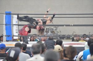 リング上で繰り広げられる迫力の技が観客を魅了したＯＺアカデミー女子プロレス宮古島大会＝18日、ＪＴＡドーム宮古島