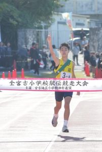 １位でゴールテープを切る西辺Ａ男子のアンカー・砂川洋生選手＝24日、市陸上競技場