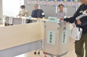 衆院選の期日前投票が始まった＝28日、市役所