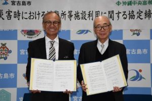 災害時における避難所等施設利用に関する協定を締結した（左から）嘉数市長、斉藤理事長＝20日、市役所