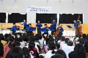 ＮＯＣＥの生演奏で児童たちが楽しいひとときを過ごした＝23日、下地小体育館