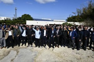 西銘氏の当選に向け「ガンバロー三唱」で必勝を誓う支持者ら＝24日、平良下里