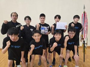 県大会の男子団体戦を制し、全国および九州大会に出場する平良中卓球部のメンバー。前列右から１人目が個人単準優勝の上地（提供）