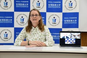 国際エクササイズサイエンス学会学術大会宮古島大会の概要を説明し、市民に参加を呼び掛けたケイトリン・ストロネル観光学部長＝27日、宝塚医療大学観光学部宮古島キャンパス