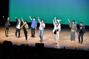 出演者が全員そろったオープニングトーク。下地イサムさんを中心に開幕を宣言した「ＦＥＣお笑い劇場」＝９日、マティダ市民劇場