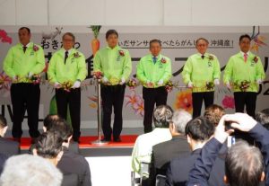 開会セレモニーでテープカットを行う安谷屋本部長（右から３人目）ら＝24日、那覇市の奥武山公園