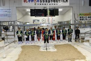 各関係機関の代表者らが参加し、向こう一年間の高値取引を祈願した初競り式典＝18日、ＪＡおきなわ宮古家畜市場