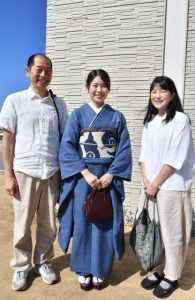 父の大輔さん（左）が織った着物を身にまとった理紗子さん。右は母の晶子さん＝５日、ＪＴＡドーム宮古島