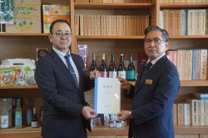 喜屋武県農水部長（右）に要請書を手渡す砂川副市長＝16日、県庁