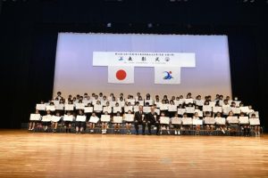 市長賞、教育長賞を受賞した児童・生徒の皆さん＝10日、マティダ市民劇場