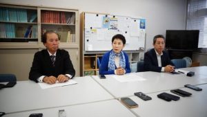 協議内容の結果について説明する座長の山内氏（中央）＝21日、県議会棟