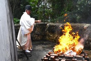 持ち込まれたお守りやお札を燃やし塩で清めたどんど焼き＝15日、宮古神社