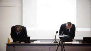 過去２年間で１８６件の整備記録未発行が発覚し謝罪するＪＴＡの末好康宏安全推進部門長（右）と義田整備部門長＝28日、那覇市