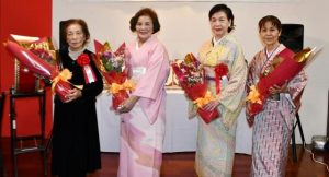 県文化協会賞を受賞した（右から）平良さん、神里さん、新城さん、琉球箏曲下里恵箏教室の仲松和子さん＝21日、レストランのむら