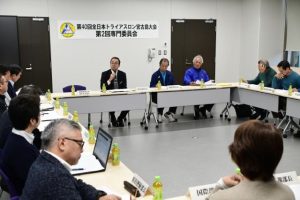 大会運営に向けた確認事項、各部の進捗状況などを共有した専門委員会全体会議＝19日、市役所