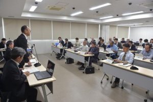  市当局が26年度予算案などを説明した市議会全員協議会＝24日、市役所