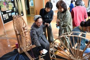 多くの市民らが展示会に足を運びより掛け実演などに見入った＝14日、市歴史文化資料館