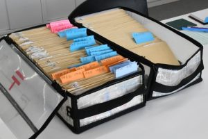 返送された未受け取りのおこめ券＝12日、市役所