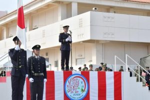 記念式典で式辞を述べる佐々木司令=22日、陸上自衛隊宮古島駐屯地