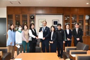 砂川副市長（中央）に要請した小規模保育園の園長ら＝18日、市役所