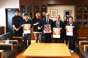 嘉数市長（中央）に「いちごフェア」をアピールする市貝町、山鹿市の皆さん＝６日、市役所