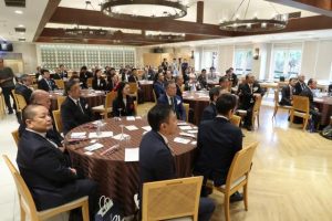 会員らが60周年の節目を祝った祝賀会＝14日、宮古島東急ホテル＆リゾート