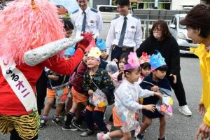 豆をまいて鬼退治する園児たち＝３日、宮古島署