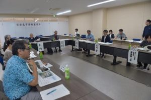 諮問されて３件をすべて承認とした景観審議会＝26日、市役所