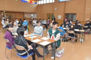 多くの子供たちが参加し夢などについて話し合った島の夢サミット＝１日、富名腰公民館