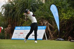 ティーショットを放つ選手＝19日、エメラルドコーストゴルフリンクス