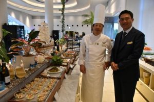 開業６周年記念イベントの開催を喜ぶ谷総支配人（右）と笹田総料理長＝22日、宮古島来間リゾートシーウッドホテルビーチハウスレストランＫＩＳＳＨＯ